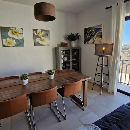 דירה Sunny With Rooftop Terrace In Victoria *