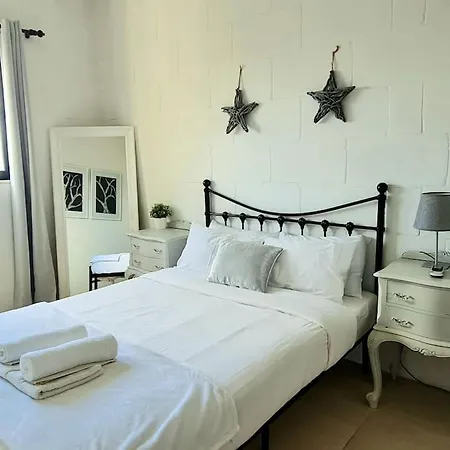 Apartment Sunny With Rooftop Terrace In Victoria *