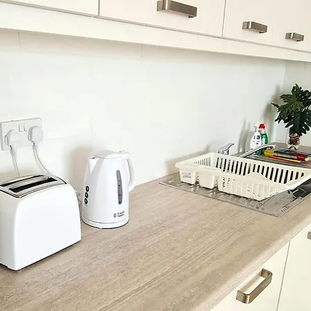 Sunny With Rooftop Terrace In Victoria