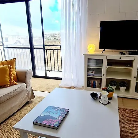 Apartment Sunny With Rooftop Terrace In Victoria *