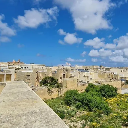Sunny With Rooftop Terrace In Victoria *