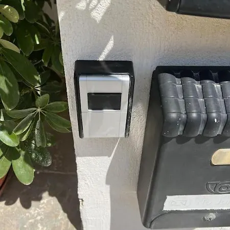 Sunny With Rooftop Terrace In Victoria Lägenhet