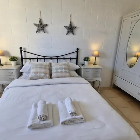 Lägenhet Sunny With Rooftop Terrace In Victoria