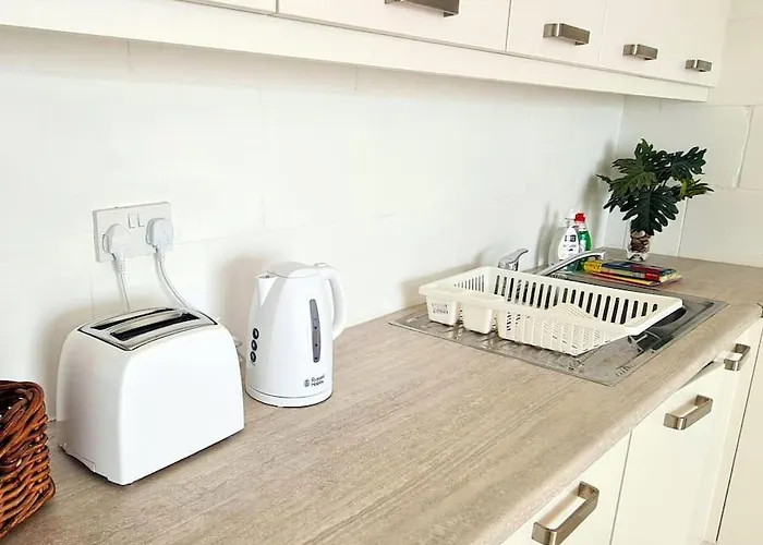 Sunny With Rooftop Terrace In Victoria