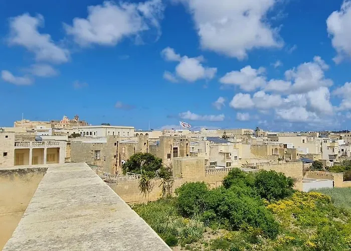 Sunny With Rooftop Terrace In Victoria *